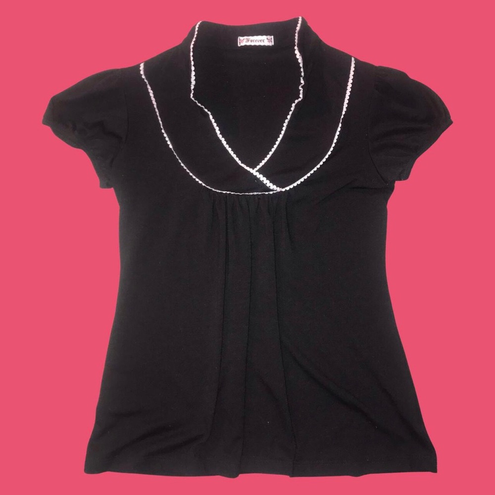 Cute 2000s Forever 21 shirt with a unique collar that has white trimming! EUC